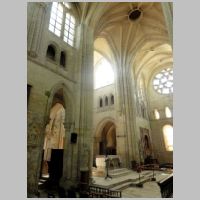 Mello, Transept, vue diagonale nord-sud, photo Pierre Poschadel, Wikipedia.JPG